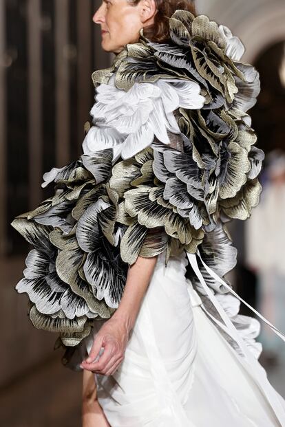 La modelo Guiomar Alfaro con de uno de los diseños de la colección nupcial de Vivienne Westwood.