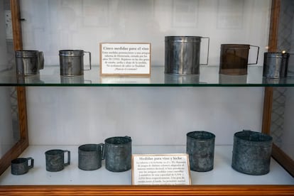 Vitrina con recipientes para medir el vino y la leche expuestos en la Fundación Museo Etnológico de Herreruela de Oropesa (Toledo).