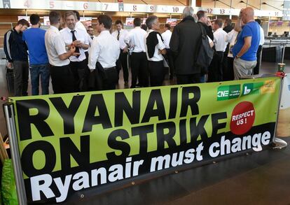 Los pilotos de Ryanair protestan en el aeropuerto de Charleroi (Bélgica).