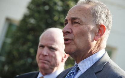 Los senadores Chuck Schumer (Dcha.) y John McCain, tras presentar los detalles de la propuesta al presidente Obama.