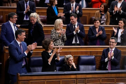 Pedro Sánchez, María Jesús Montero, Félix Bolaños celebran el resultado de la votación en presencia de Yolanda Díaz, sentada en su escaño, este jueves en el Congreso.