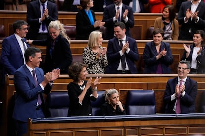 Pedro Sánchez, María Jesús Montero, Félix Bolaños celebran el resultado de la votación en presencia de Yolanda Díaz, sentada en su escaño, este jueves en el Congreso. 