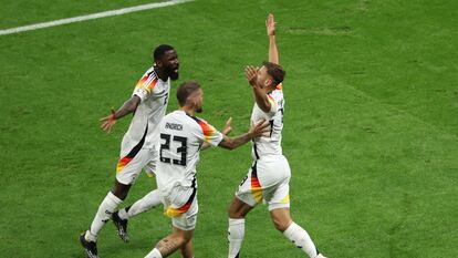 Fullkrug celebra su gol ante Suiza con Rudiger y Andrich.