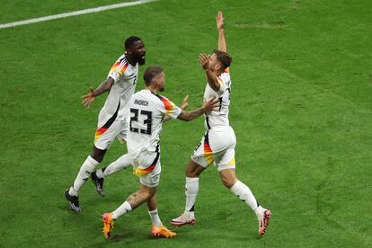 Fullkrug celebra su gol ante Suiza con Rudiger y Andrich.