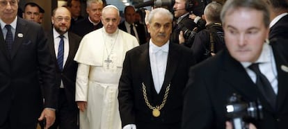 O presidente do Parlamento Europeu, Martin Schulz (e), acompanha o Papa Francisco em sua chegada ao Parlamento Europeu, em Estrasburgo.