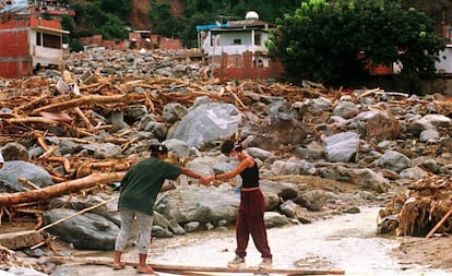 Dos personas caminan entre las ruinas de la ciudad de Macuto, en una imagen de archivo.