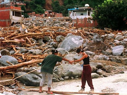 Dos personas caminan entre las ruinas de la ciudad de Macuto, en una imagen de archivo.