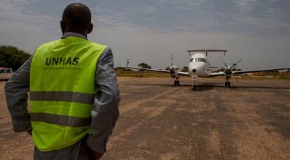 Un operario del UNHAs controla el avión que está a punto de despegar con destino a Niamey, Níger.