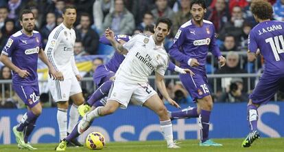 Isco, rodeado por cuatro jugadores del Espanyol