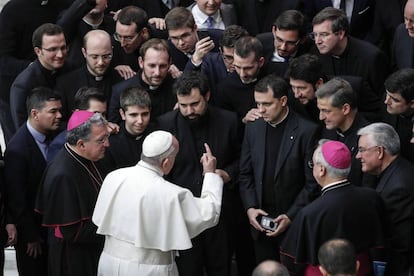 El papa Francisco junto a unos sacerdotes en Roma un día antes del inicio de la cumbre vaticana de 2019 contra los abusos.