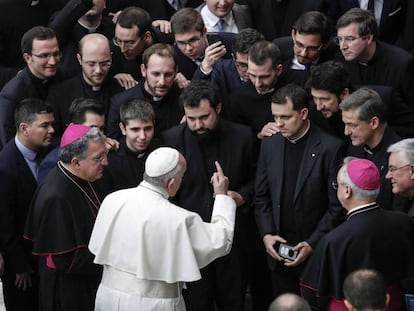 El papa Francisco junto a varios sacerdotes y cardenales, en una imagen de archivo.