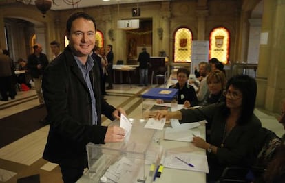 Hasier Arraiz, presidente de Sortu, deposita su voto en las elecciones generales del 20-D.