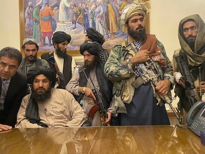 Varios talibanes, el pasado domingo en el palacio presidencial de Kabul.