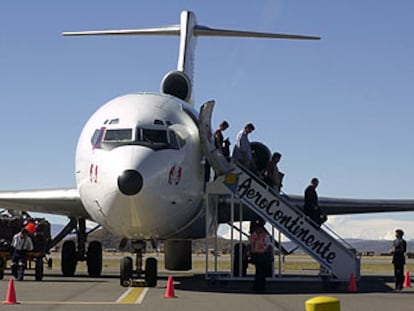Pasajeros de la compañía Aerocontinente descendiendo de un avión en Juliaca, sur de Perú.