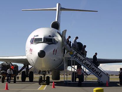 Pasajeros de la compañía Aerocontinente descendiendo de un avión en Juliaca, sur de Perú.