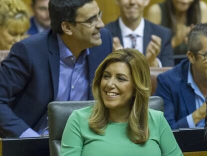 La presidenta de la Junta de Andalucía, Susana Díaz, es aplaudida por el grupo socialista tras ser investida esta tarde como jefa del Ejecutivo regional.