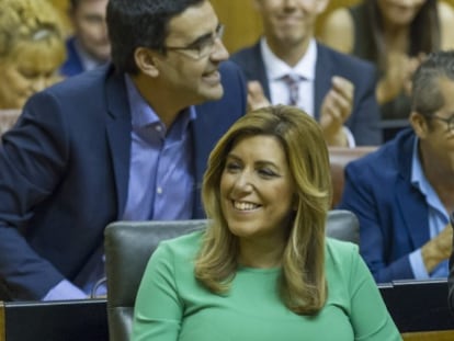 La presidenta de la Junta de Andalucía, Susana Díaz, es aplaudida por el grupo socialista tras ser investida esta tarde como jefa del Ejecutivo regional.
