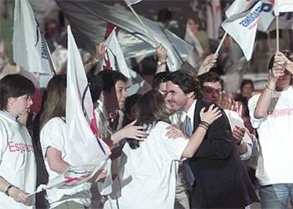 José María Aznar saluda a simpatizantes del PP en el mitin de la plaza de toros de Vista Alegre.