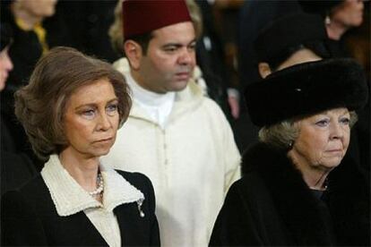La reina Sofía, el príncipe Moulay Rachid de Marruecos y la reina Beatriz de Holanda asisten al funeral.