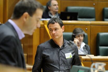 Arraiz, en el pleno del Parlamento.