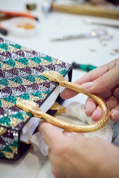 El bolso Serpentine Tote Bag, con el icónico patrón Calla de la marca en cristales multicolor.