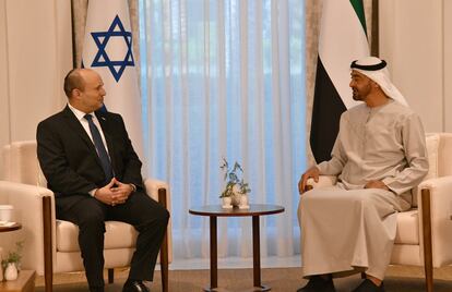 El primer ministro israelí, Naftali Bennett, en su encuentro con el príncipe heredero emiratí Mohamed bin Zayed, en Abu Dabi, el 13 de diciembre de 2021, en una imagen cedida por el Gobierno israelí.
