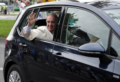 El papa Francisco saluda a los fieles en su llegada al santuario Jasna Gora en Czestochowa, Polonia, a 28 de julio. 