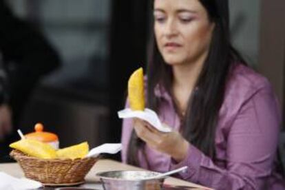 Fotografía de la gerente de Maquiempanadas, Emma Mesa, en la ciudad de Manizales (Colombia).