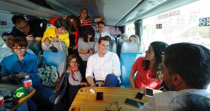 El líder de Ciudadanos Albert Rivera con periodistas y miembros de la caravana electoral, en el autobús de campaña  del 26-J.