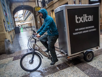 Un mensajero de la empresa Txita con su bici de carga en San Sebastián, que puede llevar hasta 200 kilos de mercancía.