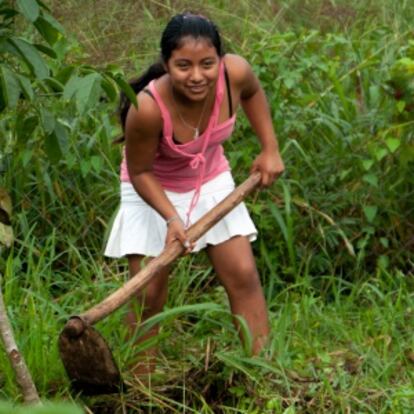 En la escuela también se aprenden técnicas de agricultura para tratar de que los alumnos las pongan en práctica en sus comunidades. En la imagen, Yermina Caal, alumna indígena de la etnia q’eqchi’.