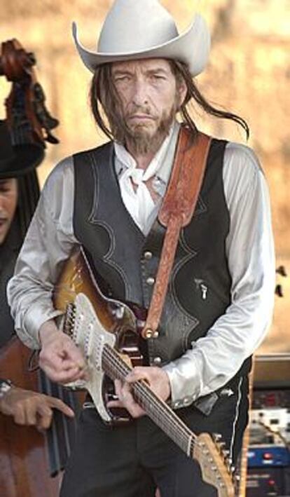 Bob Dylan, con una guitarra eléctrica, el sábado, en el Newport Folk Festival.