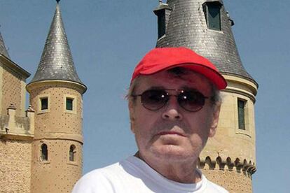 El director de cine de origen checo Milos Forman posa hoy ante el Alcázar de Segovia.