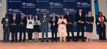 Los 10 finalistas del Global Teacher Prize 2017 con Sunny Varkey, presidente de la fundación que organiza el premio.
