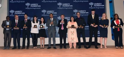 Los 10 finalistas del Global Teacher Prize 2017 con Sunny Varkey, presidente de la fundaci&oacute;n que organiza el premio. 