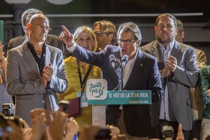 Raul Romeva (izquierda), Artur Mas (centro) y Oriol Junqueras (derecha), candidatos de Junts pel Sí, se dirigen a sus seguidores tras conocerse los resultados de las elecciones autonómicas catalanas del 27-S. La candidatura independentista ganó los comicios pero su propósito de convertirlos en plebiscitarios fue un fracaso al no obtener ni el 50% de los votos. | <a href=http://ccaa.elpais.com/ccaa/2015/09/27/catalunya/1443345083_623576.html target=”blank”>IR A LA NOTICIA</a>