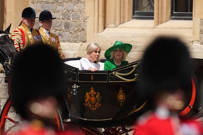 La reina Camila y Brigitte Macron llegan en un carruaje Semi-State Landau antes de la ceremonia de bienvenida por la visita de Estado al Reino Unido del presidente de Francia, Emmanuel Macron.
