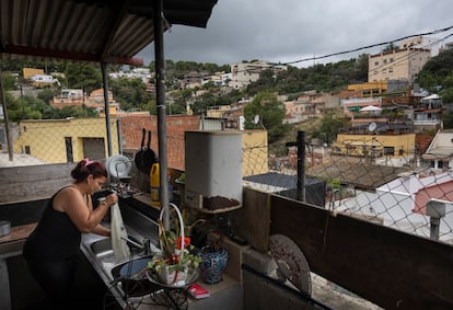 Carmen Gonzalez en uno de los porches de la vivienda autoconstruida donde convive con su madre y sus hermanos en Torre Baró.