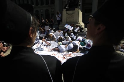 "Madrileños, rebelémonos contra los invasores de nuestra sanidad, contra los especuladores de la salud y contra los que no gobiernan para nosotros", invitaban esta mañana los organizadores a participar en la escenificación del famoso cuadro de Francisco de Goya.