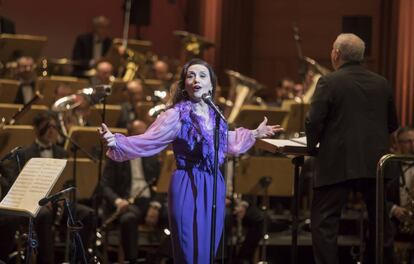 Luz Casal, durante el recital en el Teatro Real.