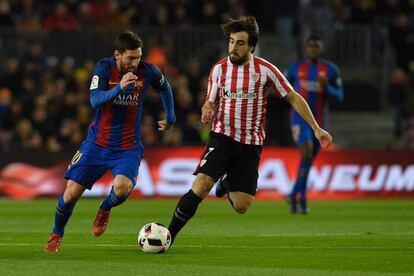 Leo Messi y Urkiaga durante el partido.