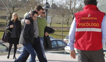 Ignacio Fuentes (centro), uno de los supervivientes del incendio.