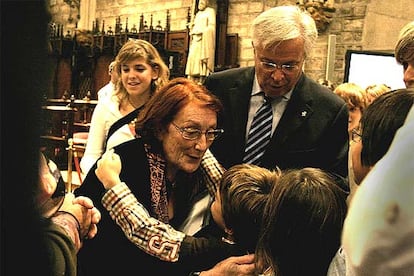 La escritora Rosa Regàs, acompañada del alcalde, es abrazada por uno de sus nietos después del pregón.