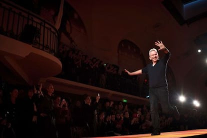 Jean Paul Gaultier saluda al público tras un desfile de alta costura en 2013.