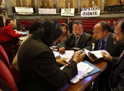 Rita Barberá, Carmen Alborch y Alfonso Grau, entre otros, en el pleno del Ayuntamiento de Valencia.