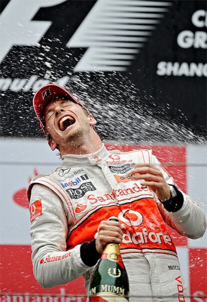 Jenson Button celebra su segunda victoria esta temporada en el podio del GP de China