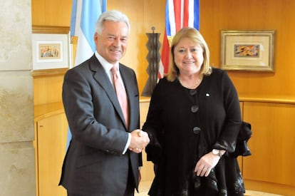 La ministra Susana Malcorra y el vicecanciller del Reino Unido, Alan Duncan, en Buenos Aires.