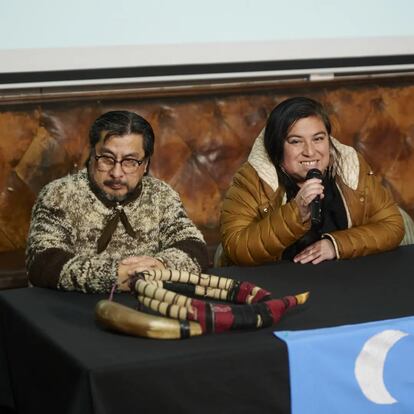 Los poetas Roxana Miranda Rupailaf y Bernardo Colipan Filgueira.