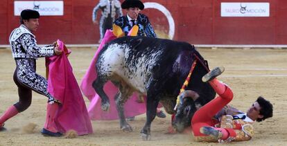 Víctor Barrio, en el momento de ser mortalmente herido en la plaza de Huesca en julio de 2016.