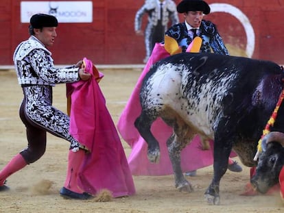 Víctor Barrio, en el momento de ser mortalmente herido en la plaza de Huesca en julio de 2016.